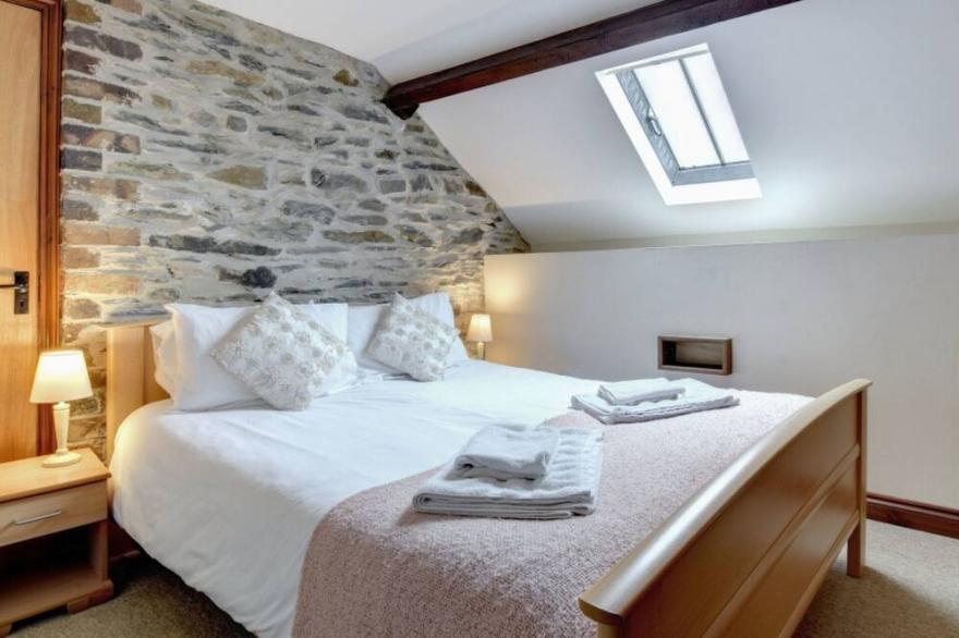 Stunning private villa for 7 guests with WIFI, hot tub, TV, patio, panoramic view and parking