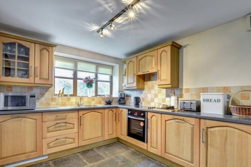Stunning private villa for 7 guests with WIFI, hot tub, TV, patio, panoramic view and parking