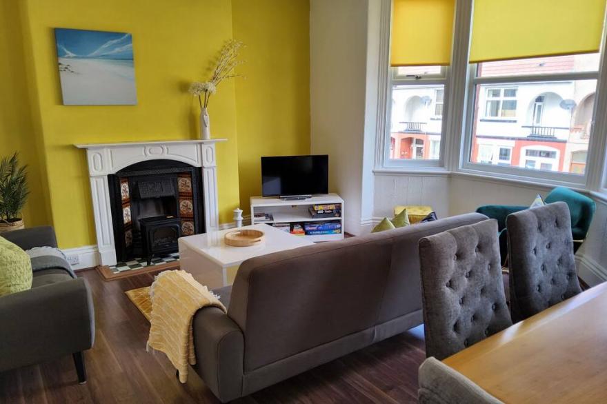 APARTMENT: CLOSE TO LLANDUDNO SEA FRONT