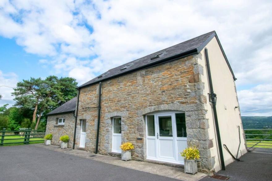 Stunning private villa for 6 guests with WIFI, TV, patio, pets allowed and parking