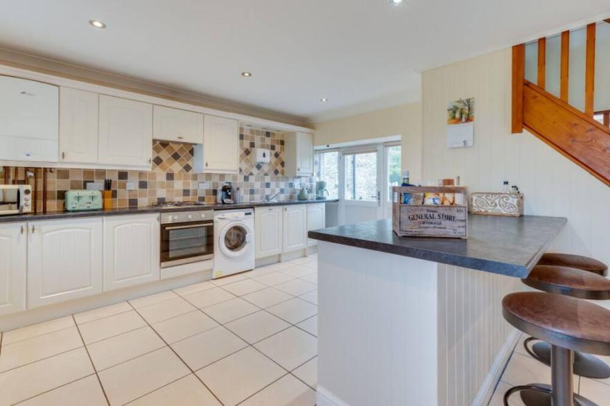 Stunning private villa for 6 guests with WIFI, TV, patio, pets allowed and parking