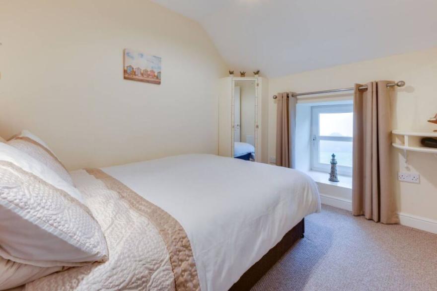 Stunning private villa for 6 guests with WIFI, TV, patio, pets allowed and parking