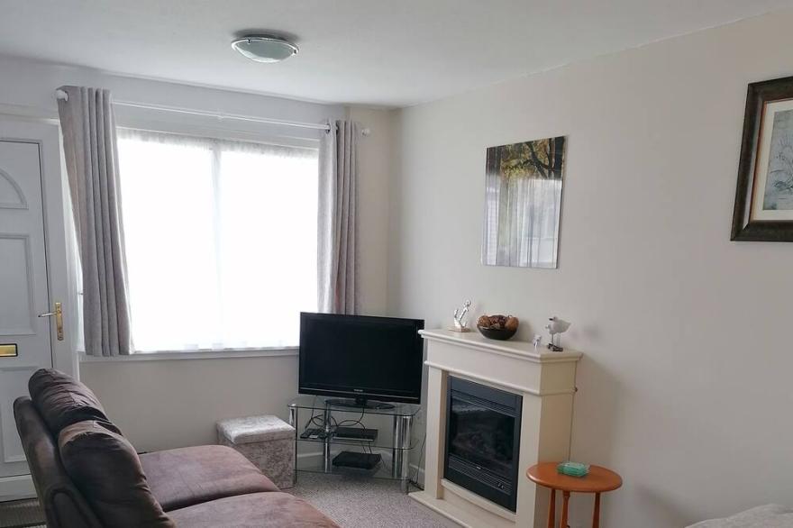 'Le Chalet' 2 bedroom sleeps 5 short walk to beach