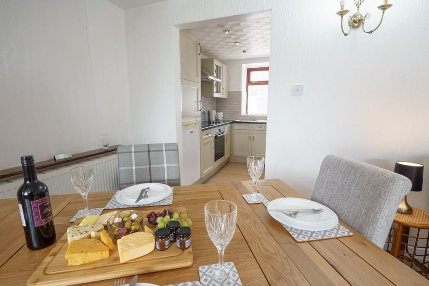 Thomas Carlyle Cottage sleeps 4 in 2 bedrooms with own hot tub