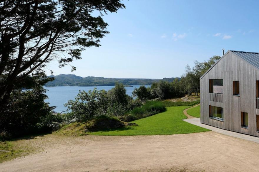The Lighthouse - Luxurious Contemporary Home - Spectacular Sea & Mountain Views