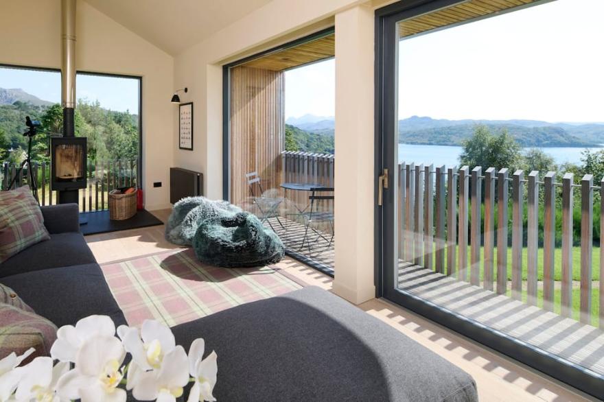 The Lighthouse - Luxurious Contemporary Home - Spectacular Sea & Mountain Views