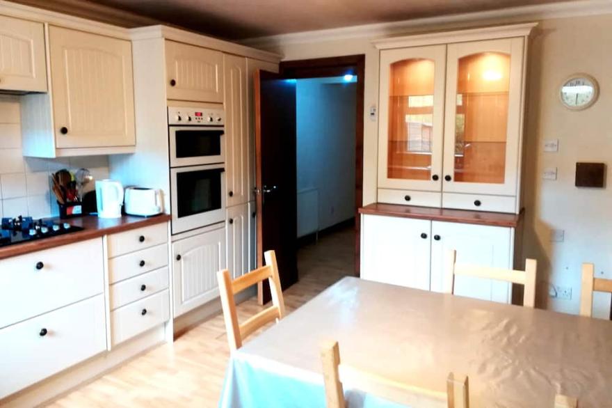4 DOUBLE/TRIPLE BEDROOM HOUSE - FIBRE OPTIC WI-FI