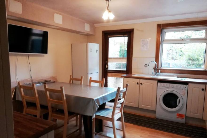 4 DOUBLE/TRIPLE BEDROOM HOUSE - FIBRE OPTIC WI-FI