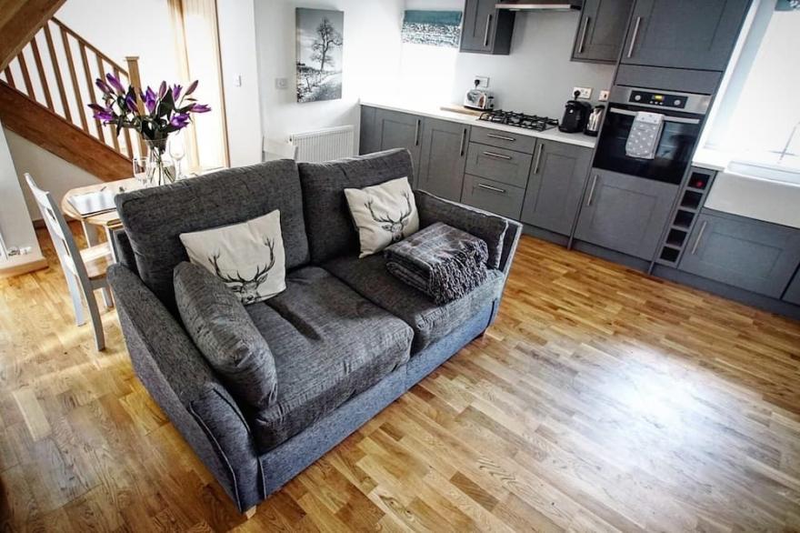 Stylish cottage in central Scotland with wood fired hot tub.