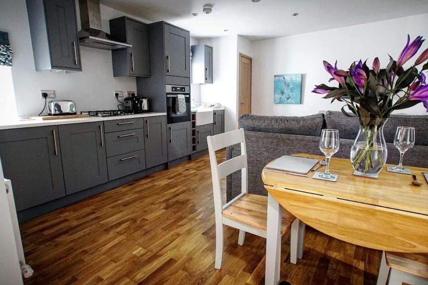 Stylish cottage in central Scotland with wood fired hot tub.