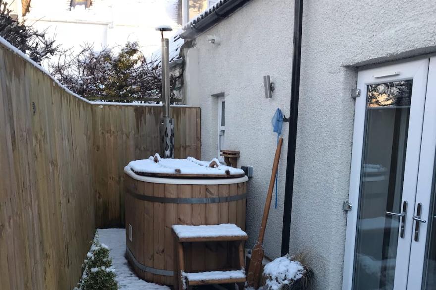 Stylish cottage in central Scotland with wood fired hot tub.