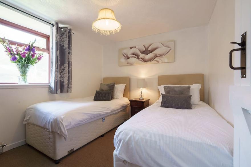 Jane Welsh Cottage Sleeps 4 in 2 bedrooms with own hot tub