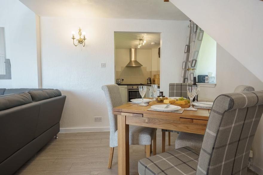 Jane Welsh Cottage Sleeps 4 in 2 bedrooms with own hot tub