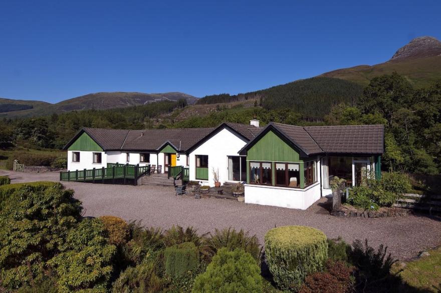 Holly Tree Cottage Glencoe - modern accommodation | exclusive riverside location