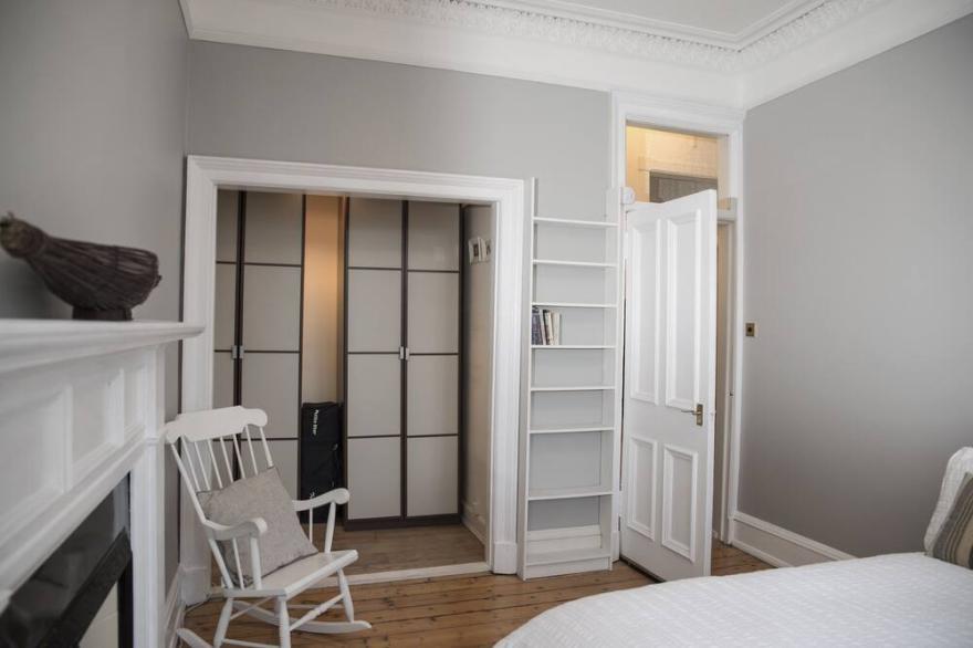 2 bedrm Edinburgh apartment, 1 mile from Castle.
