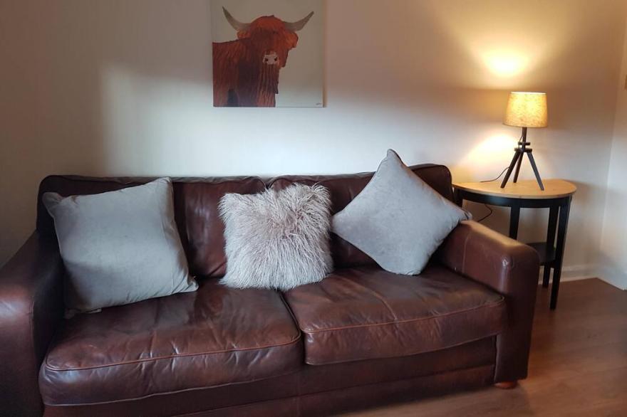 Fabulous Two bedroom Apartment With Free Parking