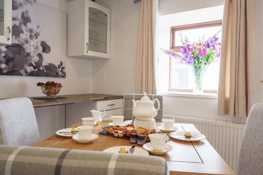 Drumlanrig Cottage - Sleeps 4 in 2 bedrooms with own hot tub