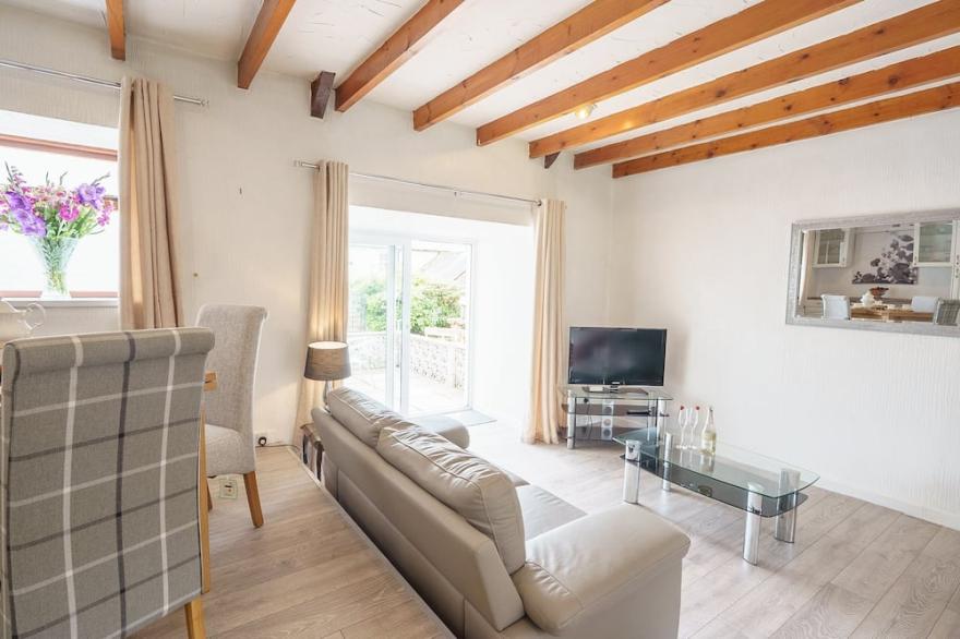 Drumlanrig Cottage - Sleeps 4 in 2 bedrooms with own hot tub