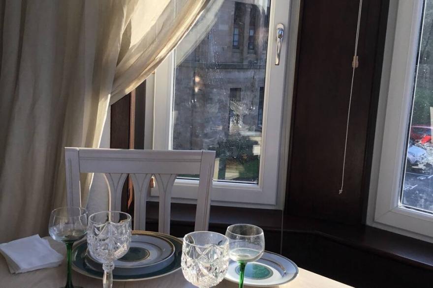 Victorian Flat in the centre of Port Glasgow close to all amenities ............
