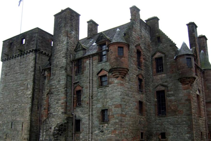 Victorian Flat in the centre of Port Glasgow close to all amenities ............