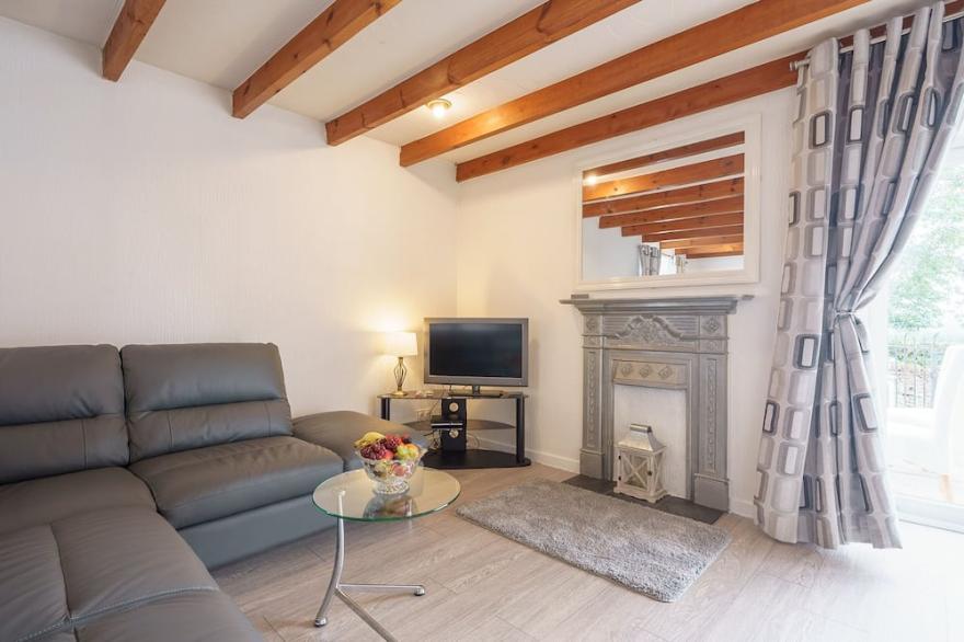 Dalgarnock cottage sleeps 2 with own hot tub