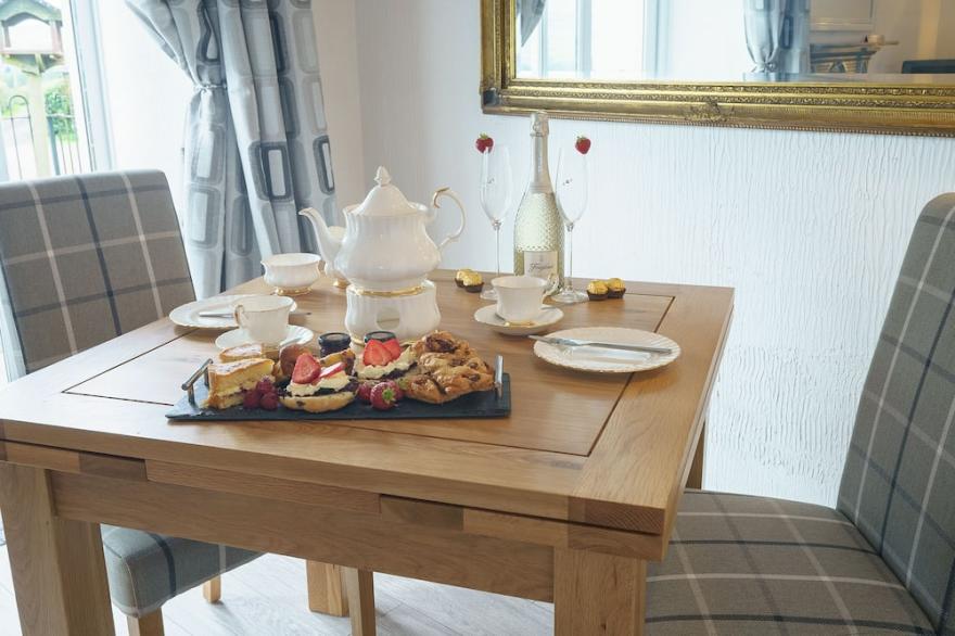 Dalgarnock cottage sleeps 2 with own hot tub