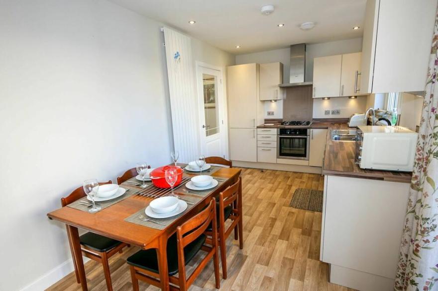 Beautiful private villa for 5 guests with WIFI, TV, patio and parking
