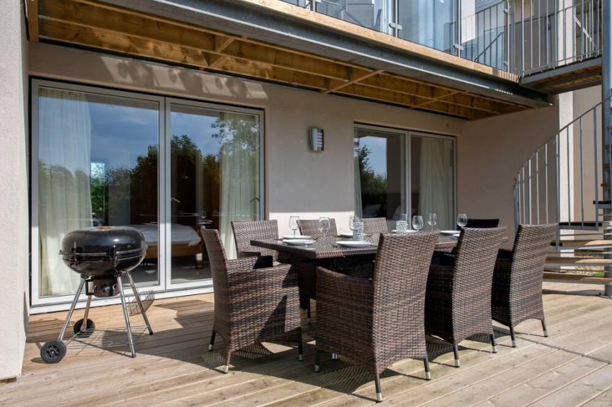 Lakeside property with spa access on a nature reserve