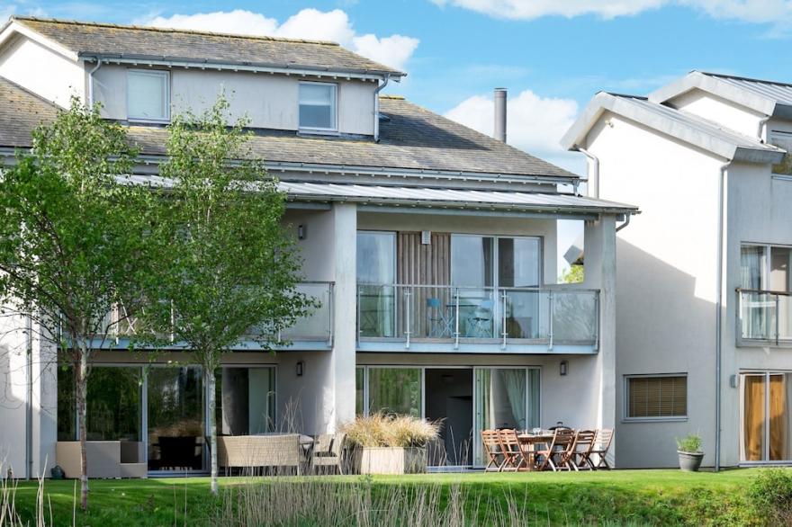 Lakeside property with spa access on a nature reserve
