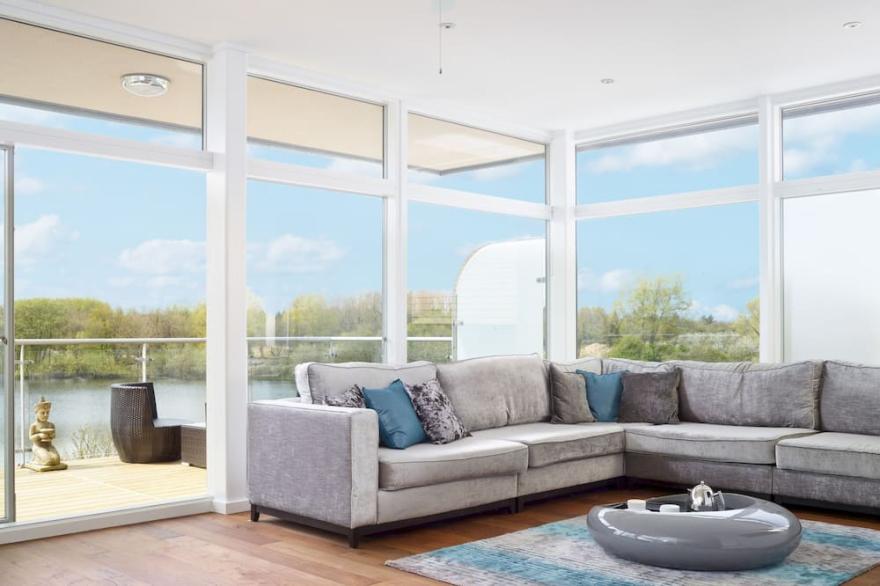Lakeside property with spa access on a nature reserve