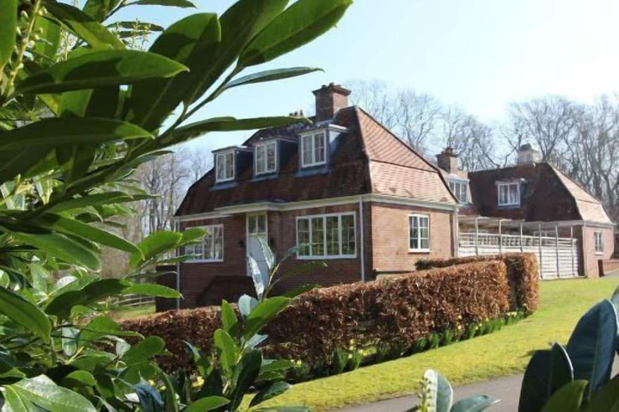 An Idyllic, Family- Friendly Cottage On A Private Estate In Burley