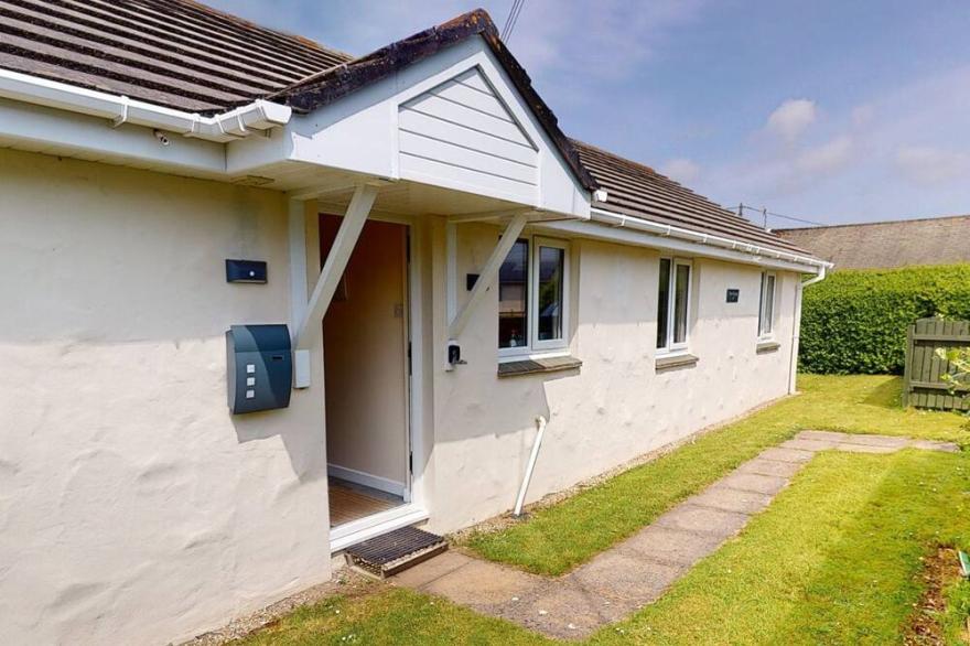 CROYDE PEACH COTTAGE | 3 Bedrooms | Sleeps 6 | Pets  | 5 Minute walk to beach