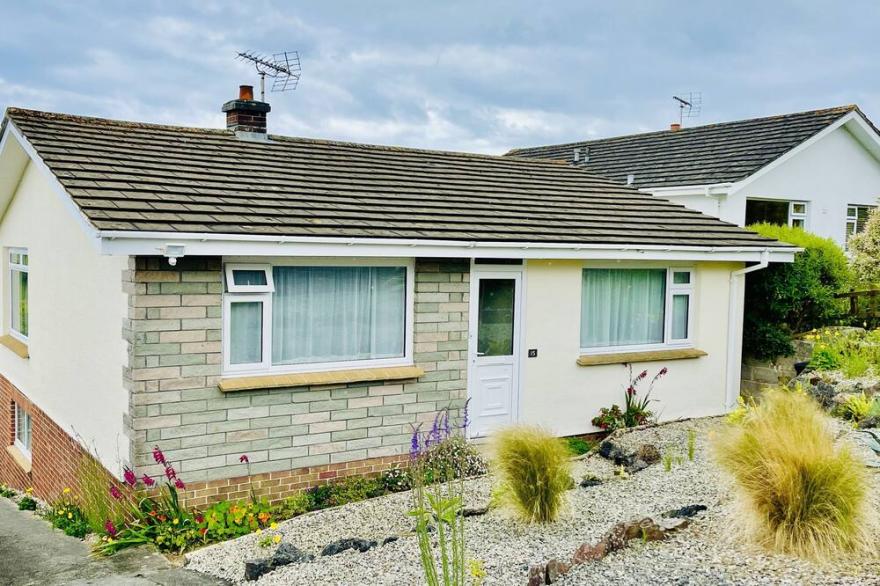 River-View Bungalow with Parking, above Historic Dartmouth