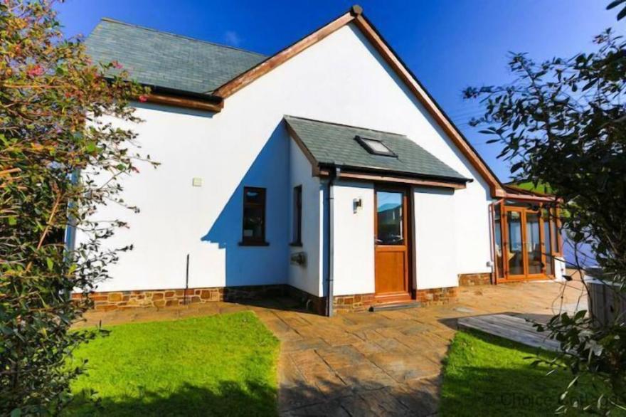 CROYDE WAVES | 4 Bedrooms | Croyde | Sleeps 10 | Walk to Beach