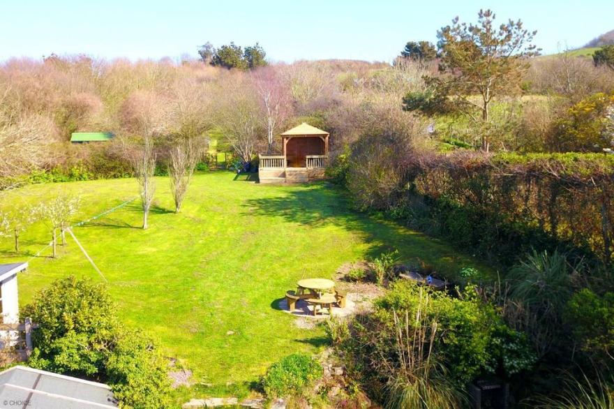 CROYDE OCEAN VILLA | 4 Bedrooms | Sleeps 9 | Large garden | Pets Welcome
