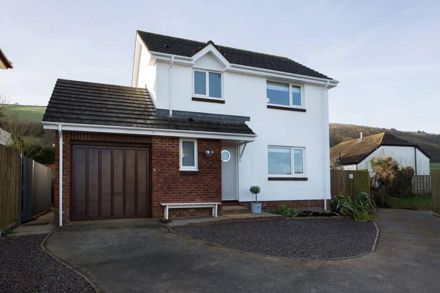 Beachstyle tasteful detached home between Croyde beach and village with sea view