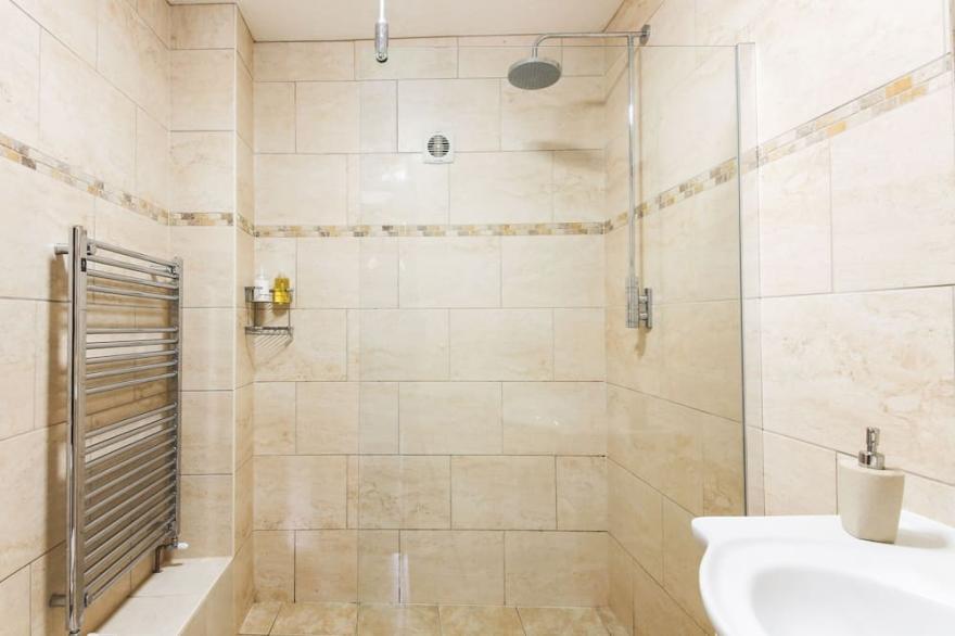 Converted Wheel House w/hot tub, dog-friendly - sleeps 10