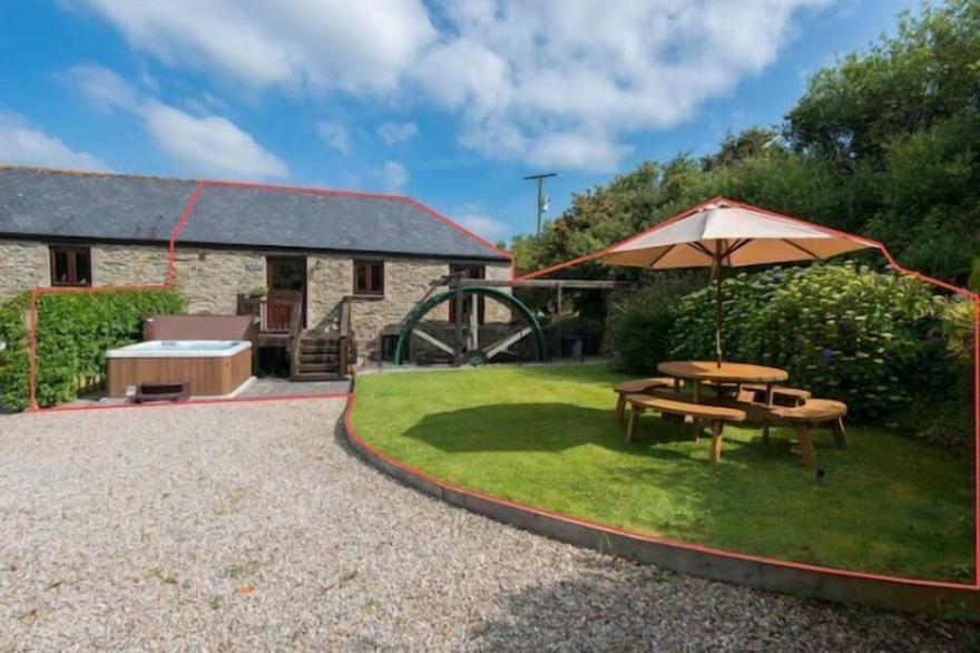 Huge converted mill, dog-friendly w/hot tubs - sleeps 19!