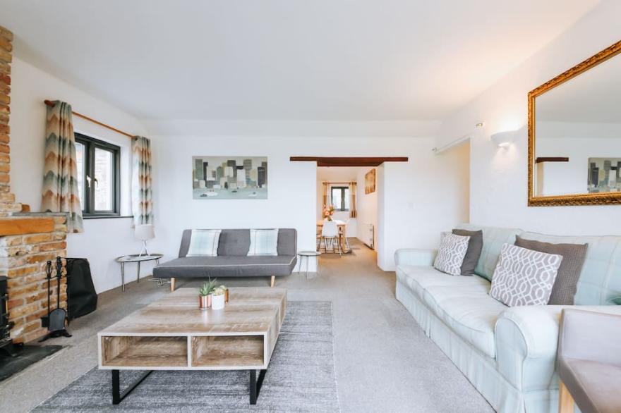 Spacious dog-friendly cottage w/hot tub and woodburner
