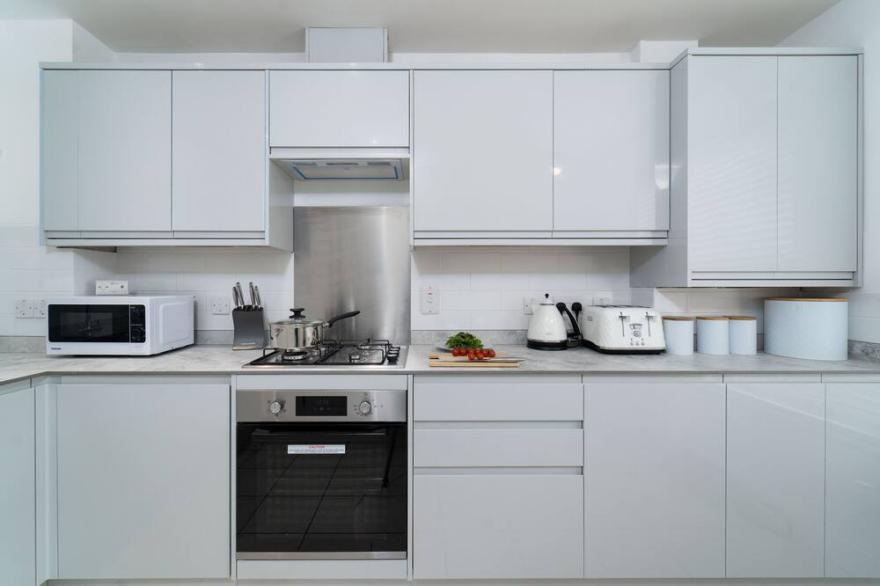 Honeysuckle Cottage, Lelant - Sleeps 4 - Pet Friendly - Parking for One Car