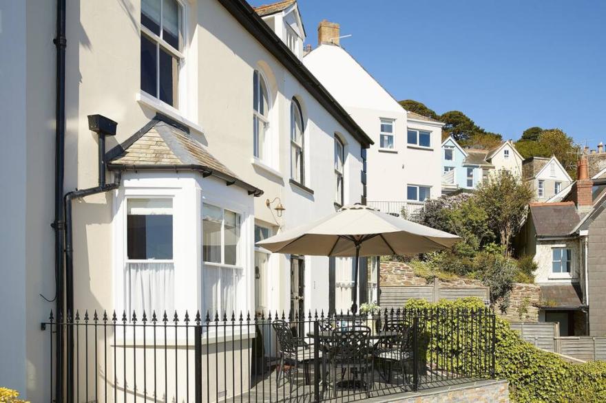 Place View is a delightful and traditional Cornish terraced cottage.