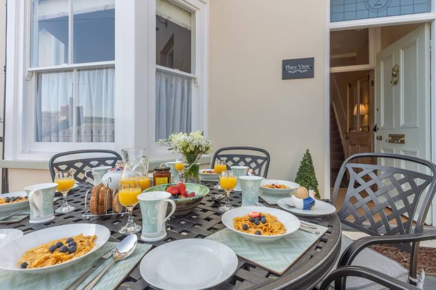 Place View is a delightful and traditional Cornish terraced cottage.