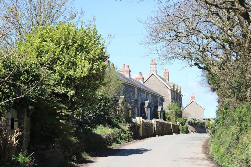Spacious, self contained flat within this Historic Castle of Caerhays, within walking distance of th