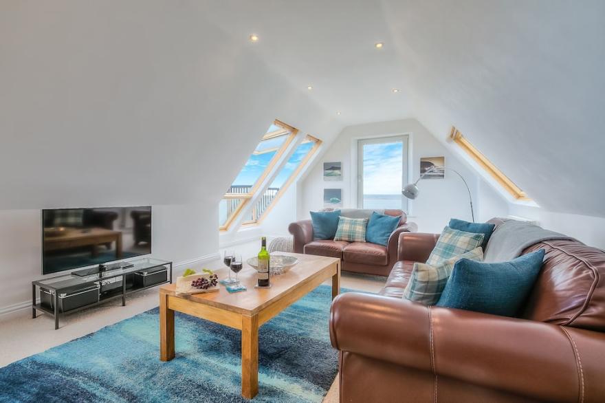 Trevail Penthouse - Fabulous Views - Sleeps 4 with Parking