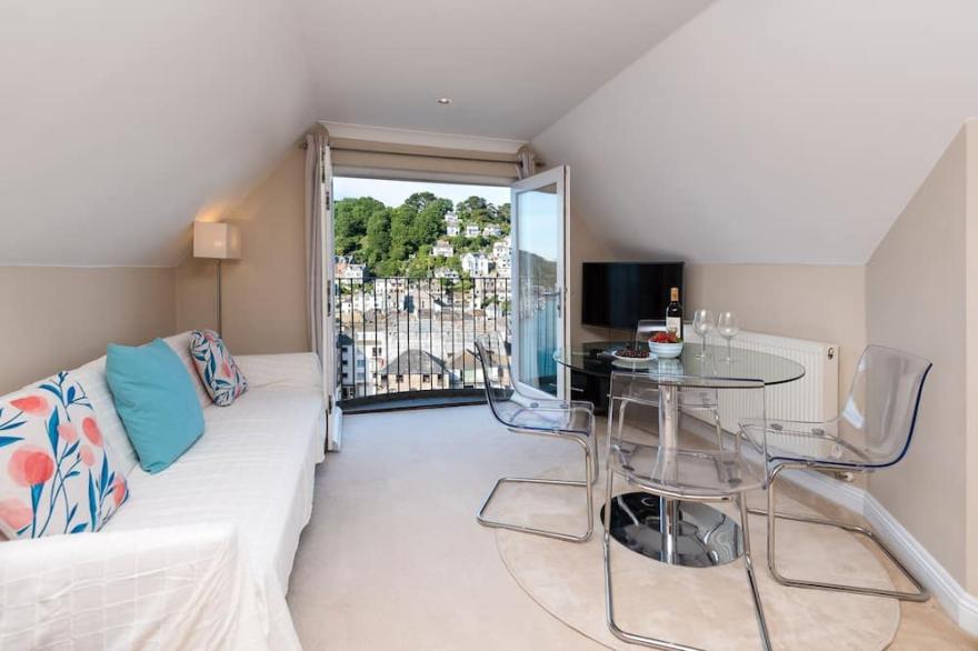 Modern apartment with fabulous views, close to town and beach.