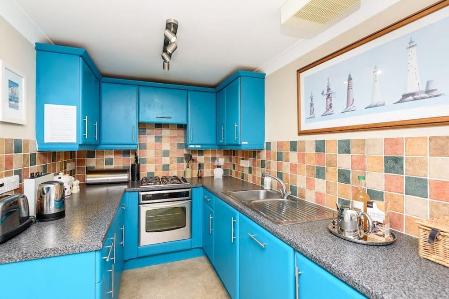 Modern apartment with fabulous views, close to town and beach.