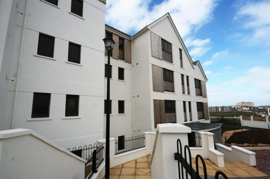 Surfs Up is a stunning 2 bedroom apartment over looking Fistral Beach