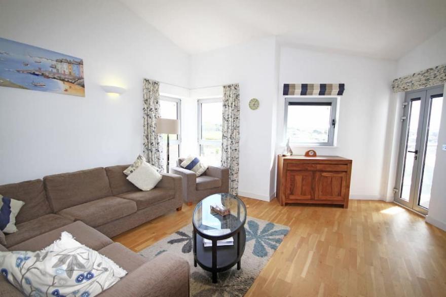 Zenith 16 is a beautiful apartment overlooking Porth Beach