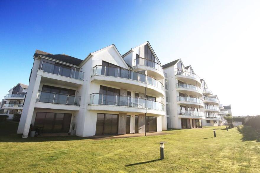 Headland View is a beautiful 2 bedroom apartment in Bredon Court overlooking the golf course NOW TAK