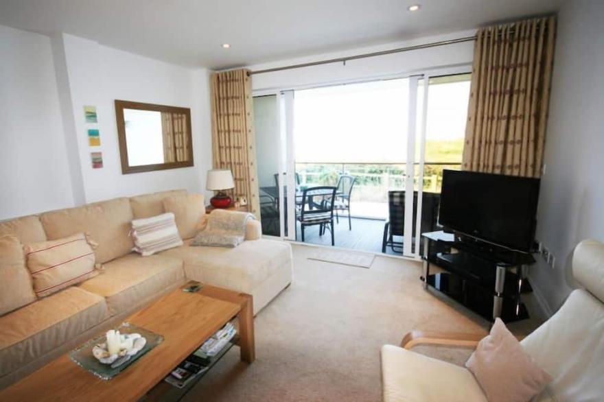 Headland View is a beautiful 2 bedroom apartment in Bredon Court overlooking the golf course NOW TAK